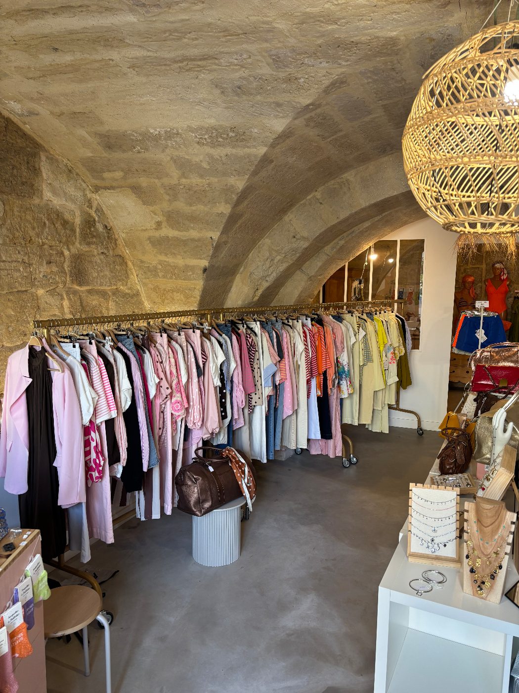 Les portants de vêtements de la boutique Louzes